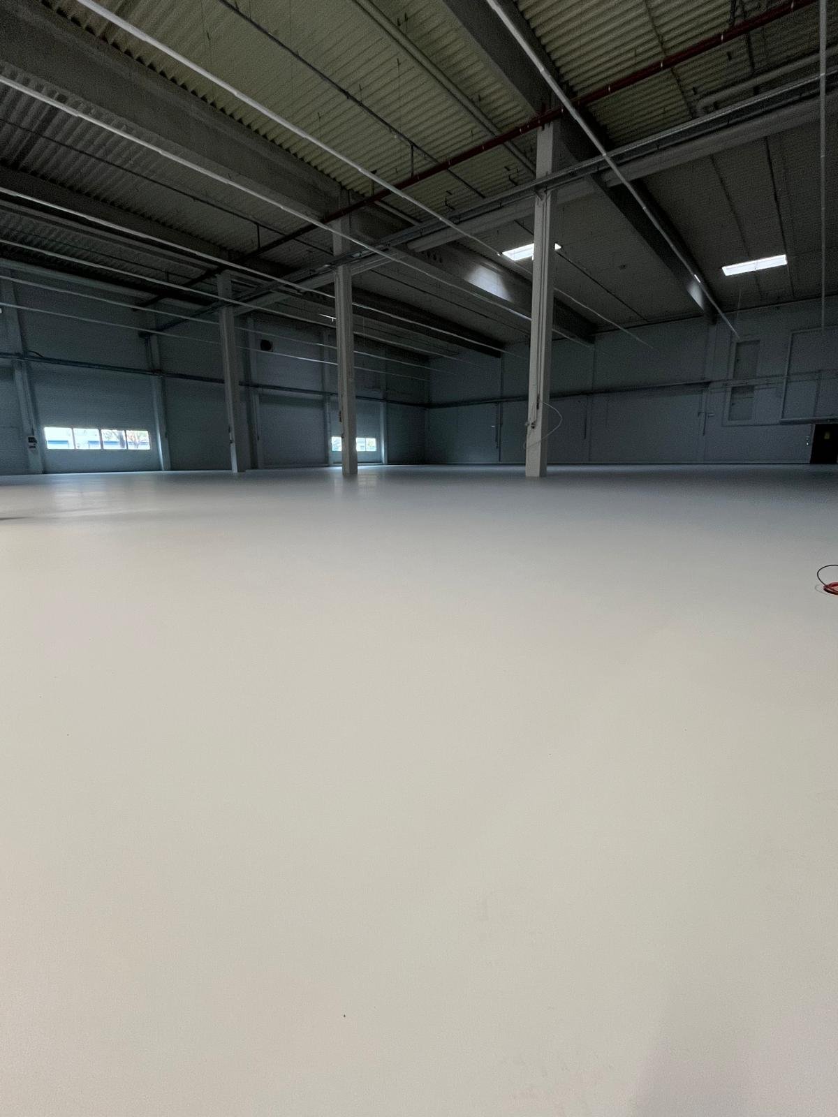Lagerhalle mit heller Bodenbeschichtung